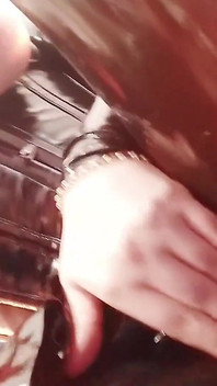 Video selfie in lattice con desideri di seduta sulla faccia. Arya Grander modella fetish e padrona.