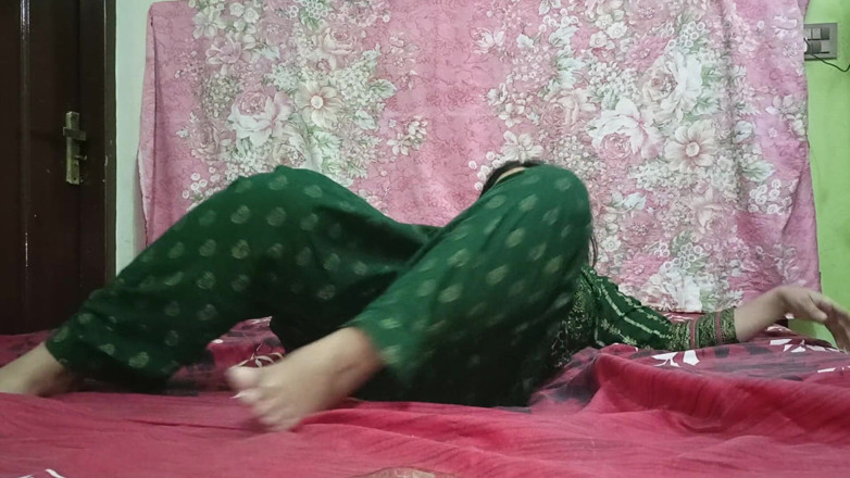 Sairaxsaim: पाकिस्तानी अकेली लड़की Sairaxsaim घर पर अकेली गीली चूत में ऊँगली कर रही है
