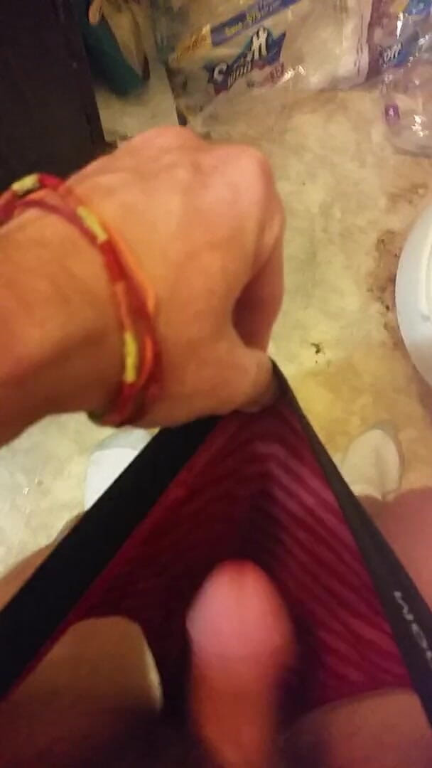 Fseanb: Mijando e brincando com pau no banheiro.