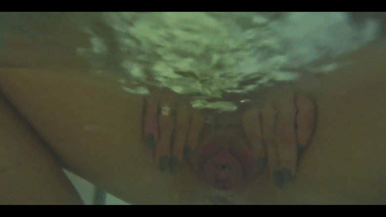 Crazywifeslut: Lol kameramın ne kadar su geçirmez olduğunu test ediyorum