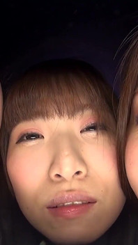 Tsubaki kato dan himari ogawa menginisiasi ryo kitakata untuk ciuman lidah lesbian (レズ)