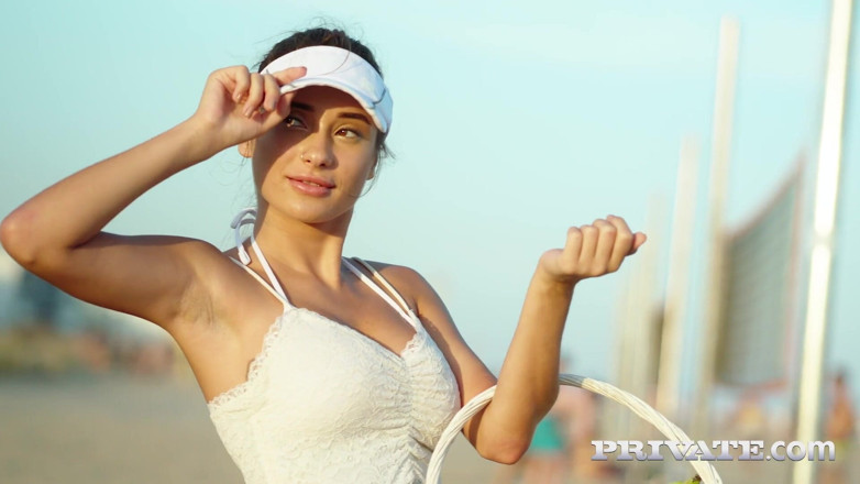 Private.com: Liya Silver, une brune irrésistible à forte poitrine aux seins naturels...