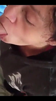 Sevimli orta yaşlı seksi kadın tüm süt çıkana kadar penisini emiyor