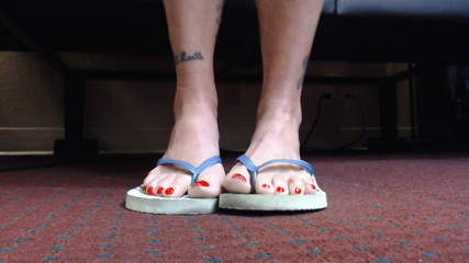 Abby Anna: Pretty red toenails in flip flops