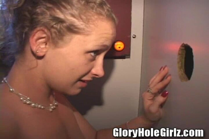 Glory Hole Girlz: Çirkin sarkık salyalı sürtük emiyor ve sikiş deliği penis boşalıyor!