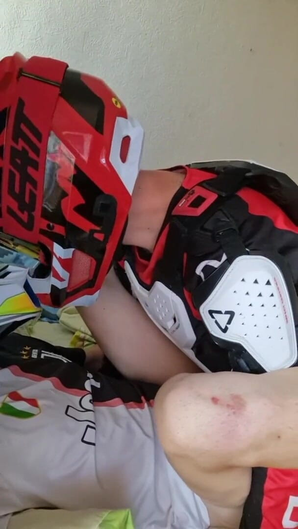 Sneakersmax98: Lelaki mengongkek lelaki lain dalam pakaian Motocross