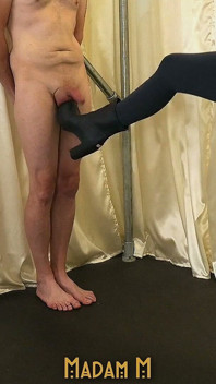 볼버스팅을 위한 발 뒤꿈치, 볼버스팅, 부츠 숭배 및 엄격한 지배와 함께 일하기 위해 신은 새로운 힐 헌터 부츠