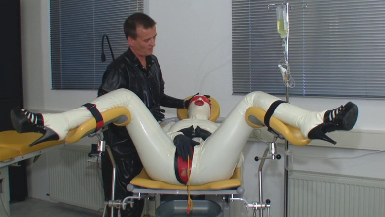 Rubber & Clinic Studio - 1ATOYS: Xtreme 오줌 경험