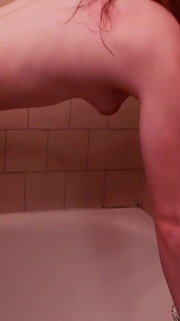 ¡por Favor No Pares! - Morena Con Tetas Pequeñas Lamiendo Intensamente El Coño En La Bañera