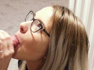 Samantha Flair Official: Blowjob mit brille bei der landung