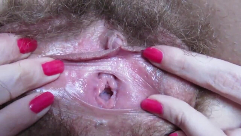 Angelinga: Hairy pussy is not an obstacle to clit play
