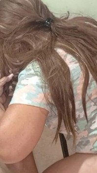 Quanto è delizioso quando la mia matrigna golosa succhia il cazzo in un hotel