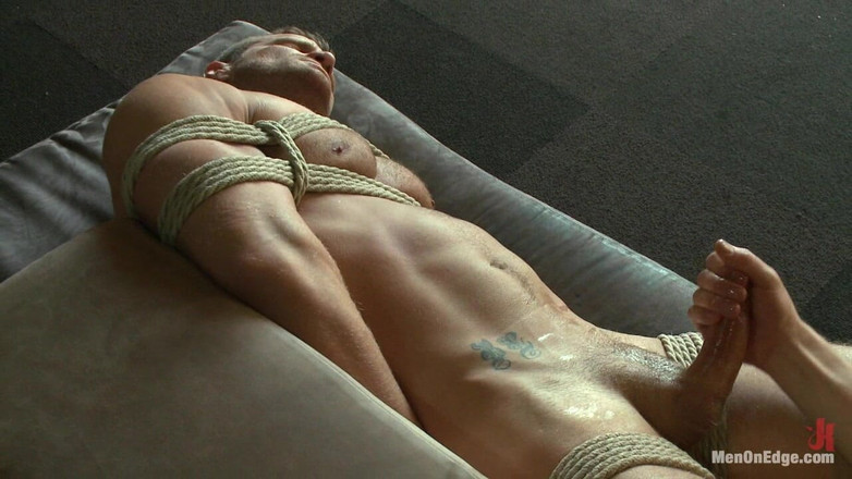 Men on Edge: 근육질 바텐더가 쓰러뜨리고, 묶이고, 가장자리가 있어