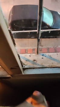 Masturbándose en la ventana pt.2