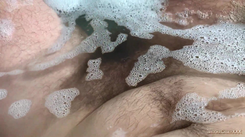 Brooke Casey: Sensuele Asmr volledig bosje en clitaanbidding in bubbelbad Brooke Casey