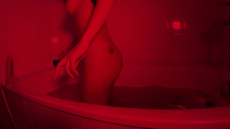 Katrin Tequila: Tatuada menina dedilhando buceta molhada e brinquedos de sexo anal...