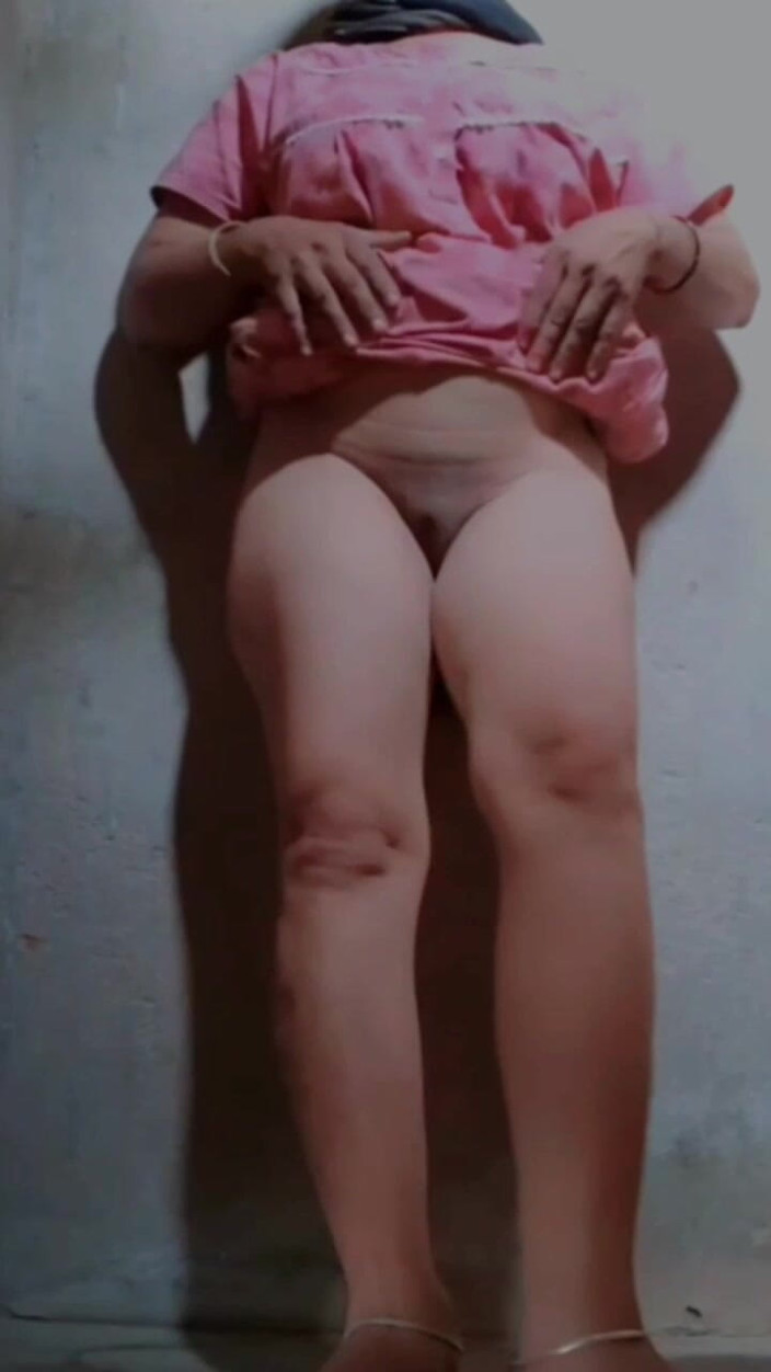 TricolorMusic3: Gadis seksi ini lagi asik masturbasi di kamar mandi