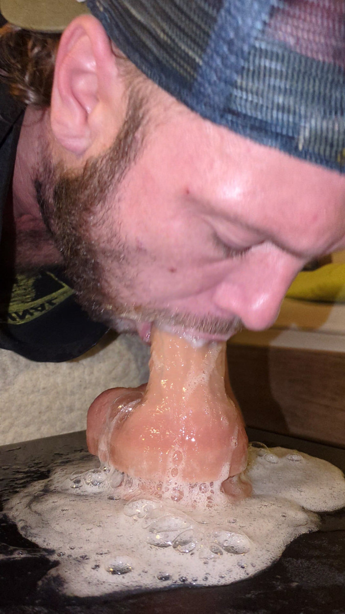 Deepthroat Madness: Kabarcıklar ve gırtlağına kadar salya yaparak büyük miktarda oynuyor
