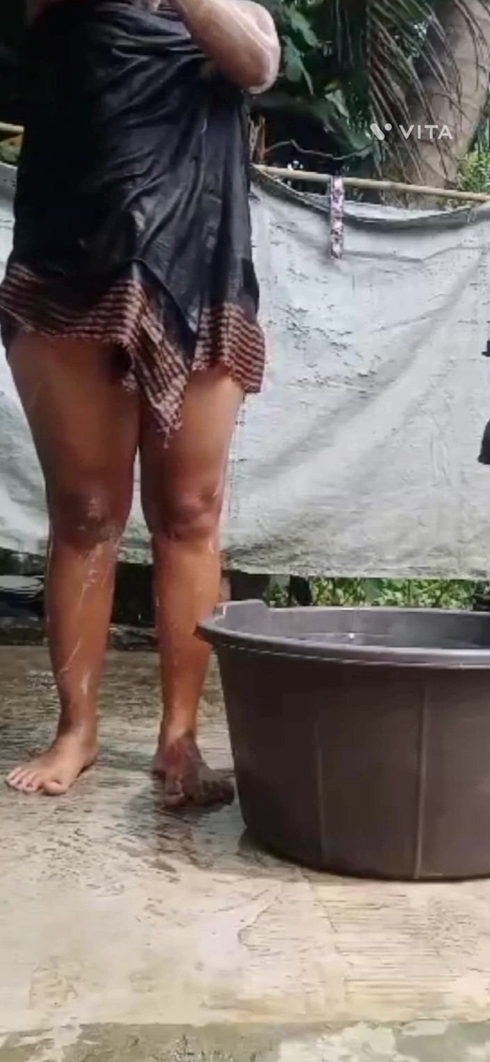 Momib45: Meu banho nu em lugar aberto