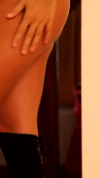 Frumusețe gagică blondă în striptease de lenjerie sexy pentru noi