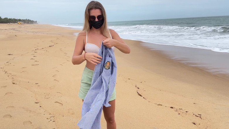 Batty Lux: Bionda con grandi tette cammina in topless all'aperto