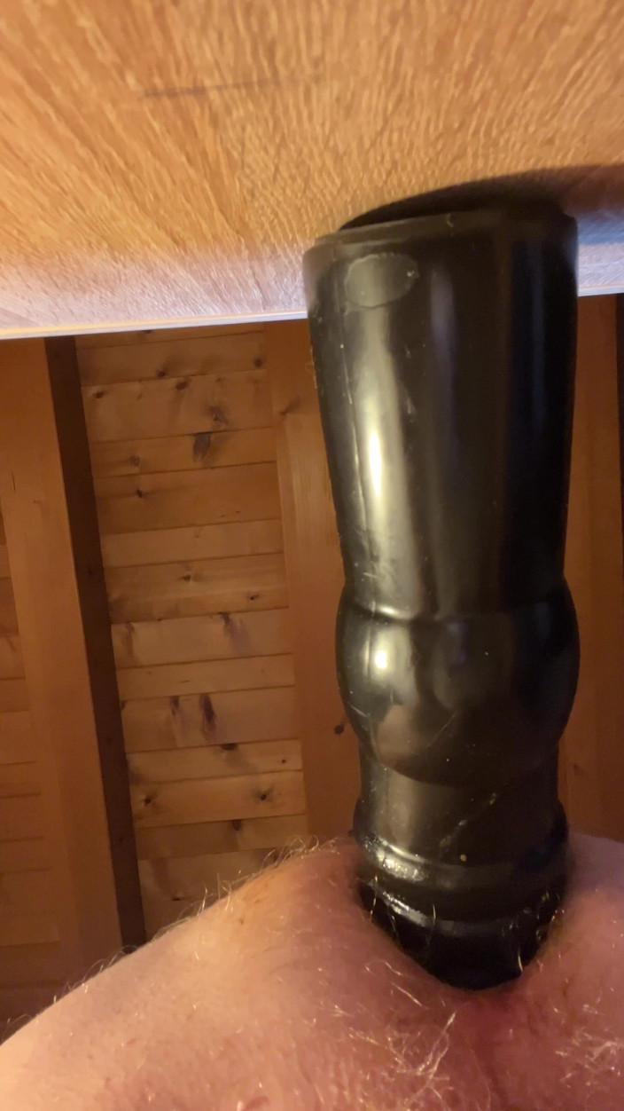 Almaviva: Atuk mengongkek dirinya dengan dildo BDSM hitamnya