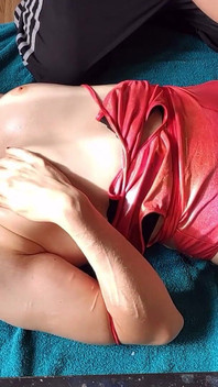 Krásné trans tělo naolejované a vyhoněné