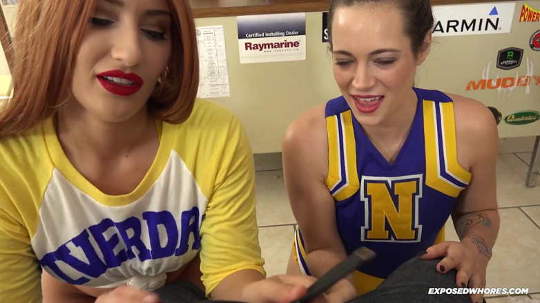 Exposed Whores Media: Riverdale sürtükleri sınıfta yarak emiyor