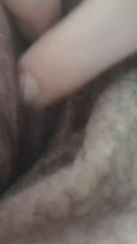 Grandota chica se masturba su mojado coño