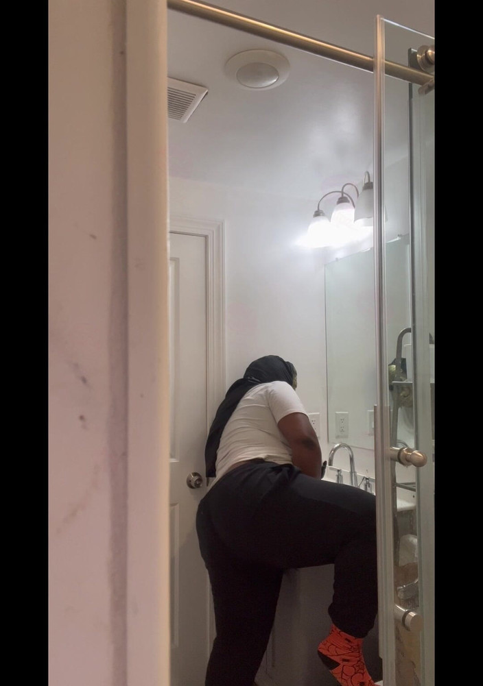 Anye Meshell: MMMM lelaki nakal ini sedang menonton saya dalam panggilan video