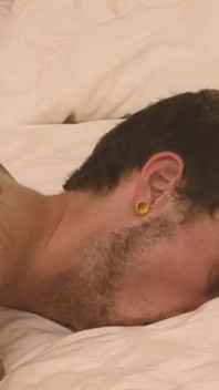Scéna 3: Nadržený gay zavolá kamarádovi, aby ho ošukal v hotelu