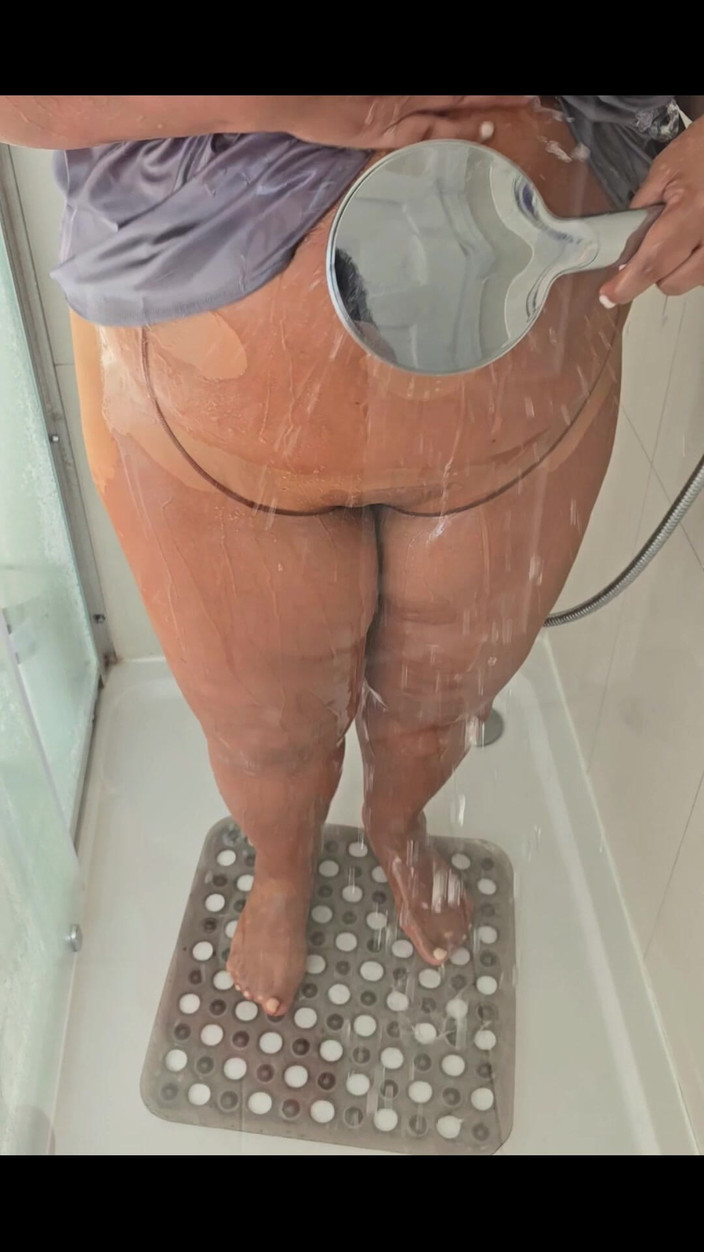 Slutty Ms B: कपड़ा शॉवर