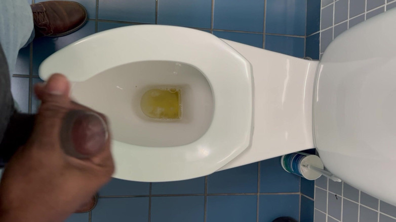 Jamaican Cock: 在办公室洗手间撸管
