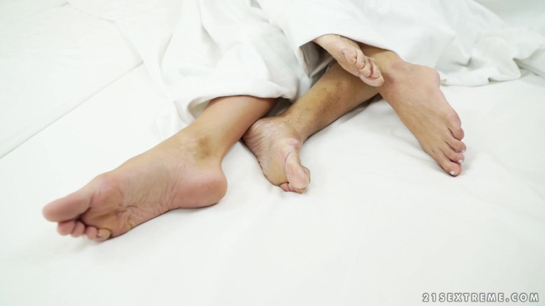 21 Sextreme: 21 SEXTREME - Carry cherry lascia che l'anziano lesbico si strofina...