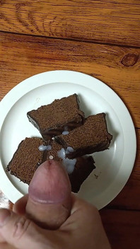 Kek coklat dengan air mani