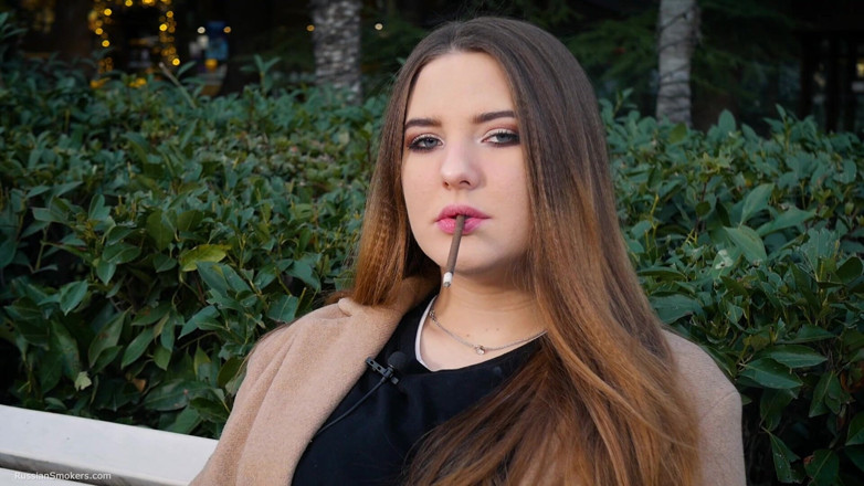 Russian Smokers: Ruská dívka tráví polední přestávku kouřením 1 cigs