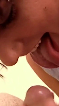 Hete en sexy brunette met kleine natuurlijke tieten heeft echt wat intense neukpartij nodig in haar strakke poesje