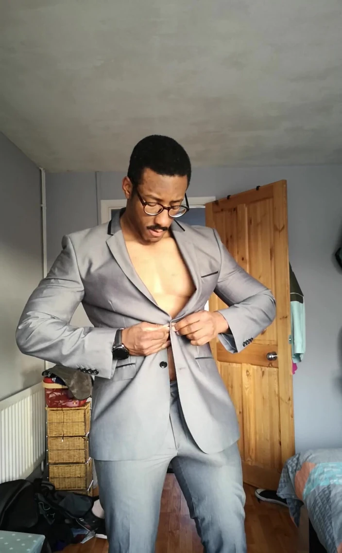 Amadeus: J’aime porter un costume qu’il convient à une sorte de ... Je...