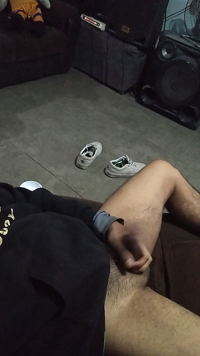 AlexAlejandro13: En el sofá es más cómodo que en la cama