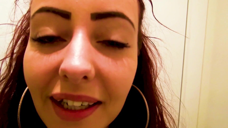 Cumbizz: La prima doccia di discarica di una teen olandese di 18...