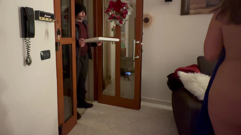 SweetJaneOfficial: Обнаженная шутка с доставщиком пиццы