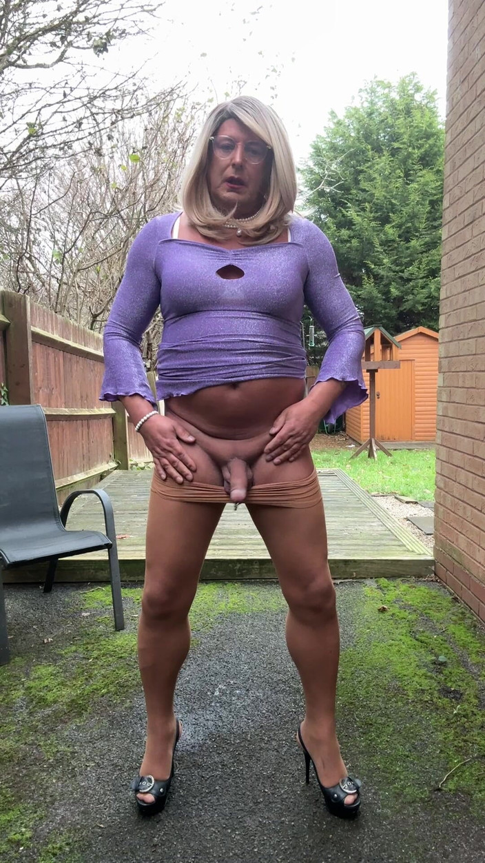 Kellycd2022: 라일락 드레스와 매끄러운 팬티 스타킹을 입은 섹시한 크로스드레서 Kellycd20222