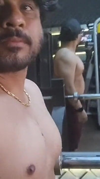 Un homme sexy s'entraîne à la salle de sport