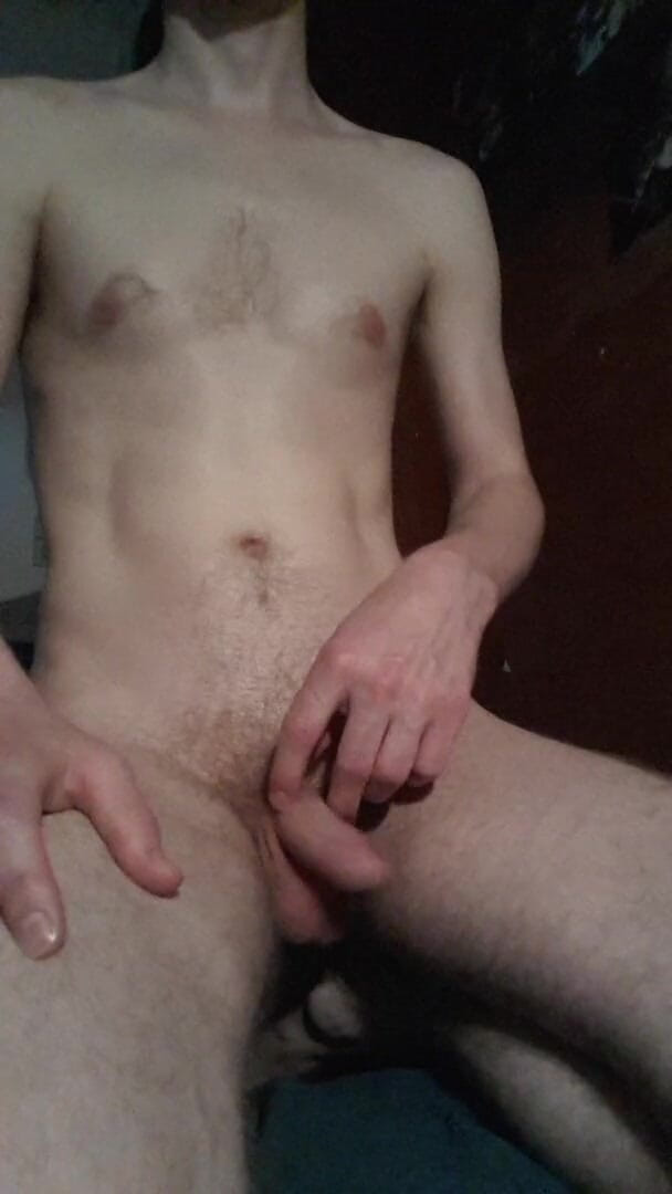 Hot_David88: 热辣的大卫抚摸并玩弄他的阴茎，直到他差点高潮（第3部分）