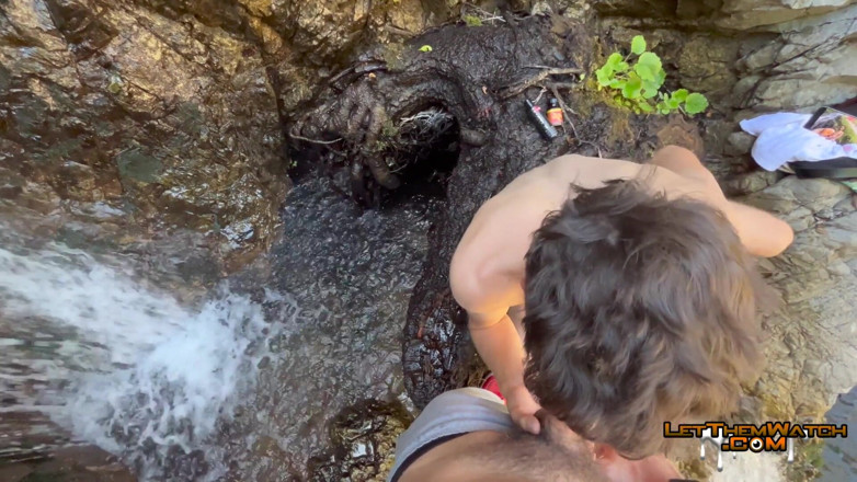 Let them watch: Getatoeide homo stiefvader neukt Twink openbare wandel waterval neukpartij betrapt...
