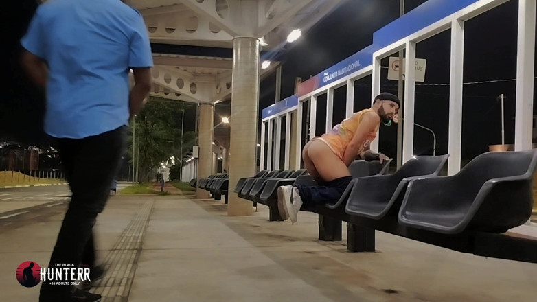 TheBlacKHunterr: Conductor de autobús recogiendo a un pasajero en la parada...