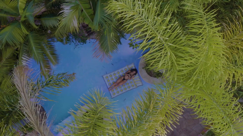 Vixen: Vixen - si cewek rambut merah yang aduhai digodain waktu liburan...