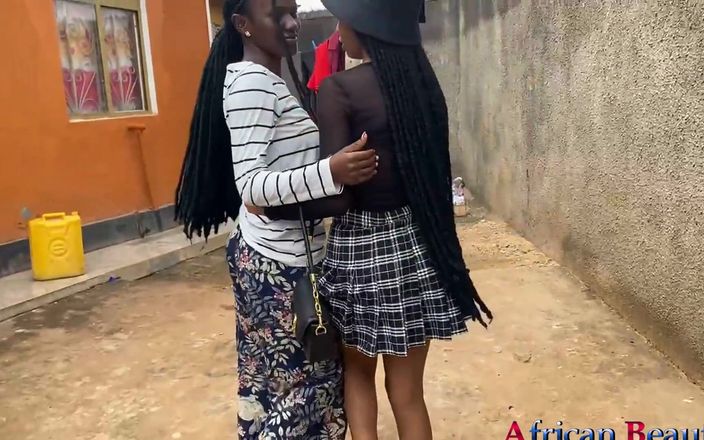 African Beauties: 마을 데이트 후 섹스하는 레즈 바이브레이터