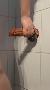 Kadın kılıklı monter yarağını emiyor ve göt tadılıyor