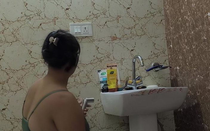 Puja ki jawani: Mýdlová parní sprcha s indickou velkou kráskou
